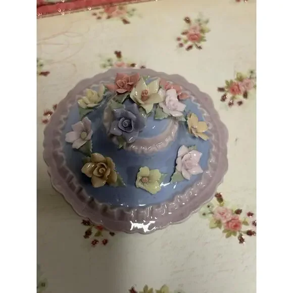 VTG Musical Porcelain Jewelry Trinket Box with Applied Flowers Design - Picture 7 of 7